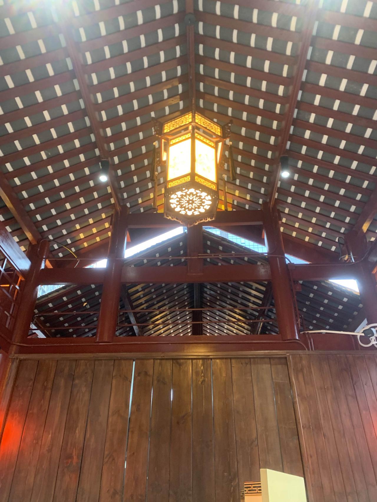 鸡毛蒜皮之事，没有争论的价值。可以肯定她，也可以坚持自己。家庭本来就是求同存异的