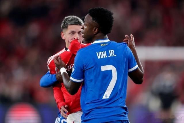 围绕维尼修斯与普雷斯蒂安尼的争论还在发酵。本菲卡小将已被欧足联暂时停赛1场，等候