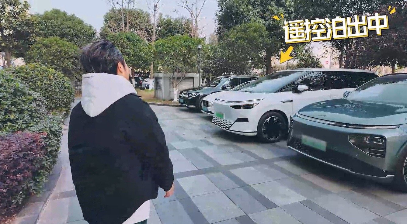 #邹市明一家又有新宝贝##明星都在开什么车# 明星们喜欢坐MPV，也拥有MPV，