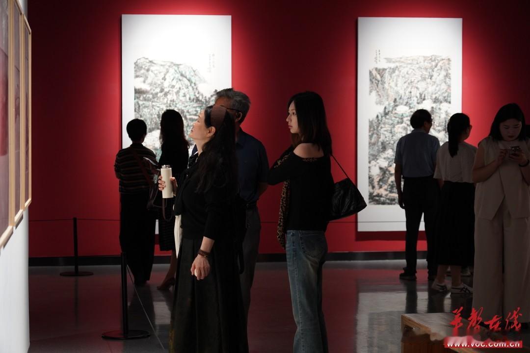 86岁医者的山水画展很惊艳86岁高龄的医者执笔绘山水，画展惊艳亮相。白大褂换作丹