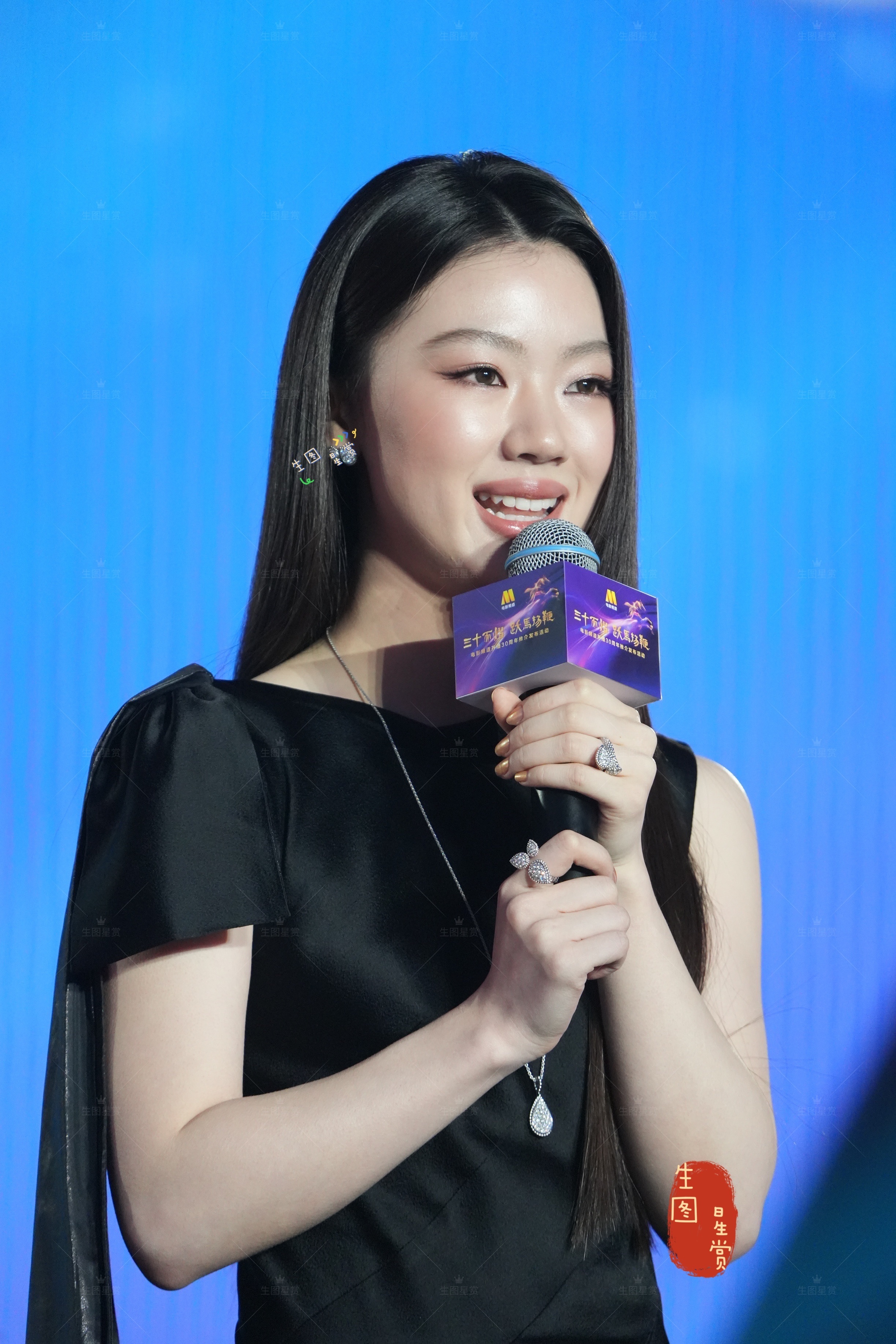 单依纯电影频道开播30周年推介会黑长直纯妹，美美发光🌟🖤 