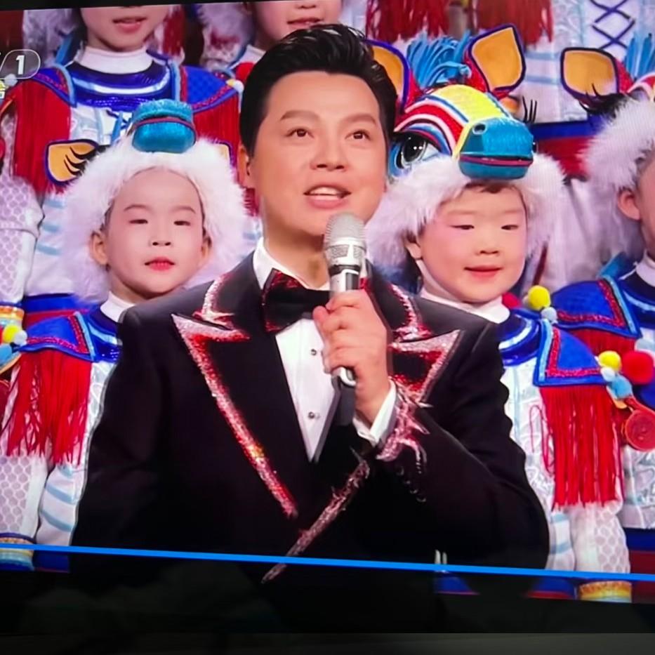 今晚心情最美丽的打工人
估计就是春晚主持人鲁豫了吧
大家发现没，今年的零点倒计时