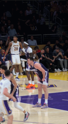 德罗赞扶着额头，一脸惆怅
威少：让我们一起摇摆！

国王输了20多分，显然这不会