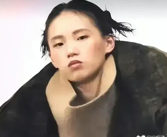 陈芋汐那时尚照啊，我瞅着是真迷糊。

就她那表情，木呆呆的，跟丢了魂儿似的，这是