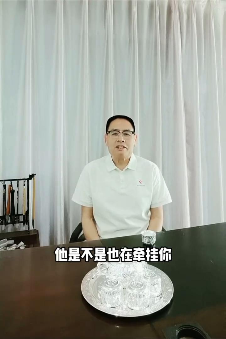 想念一个人的时候才是真正的"孤单"。
半夜三更的时候是一个人心灵最脆弱的时候，也