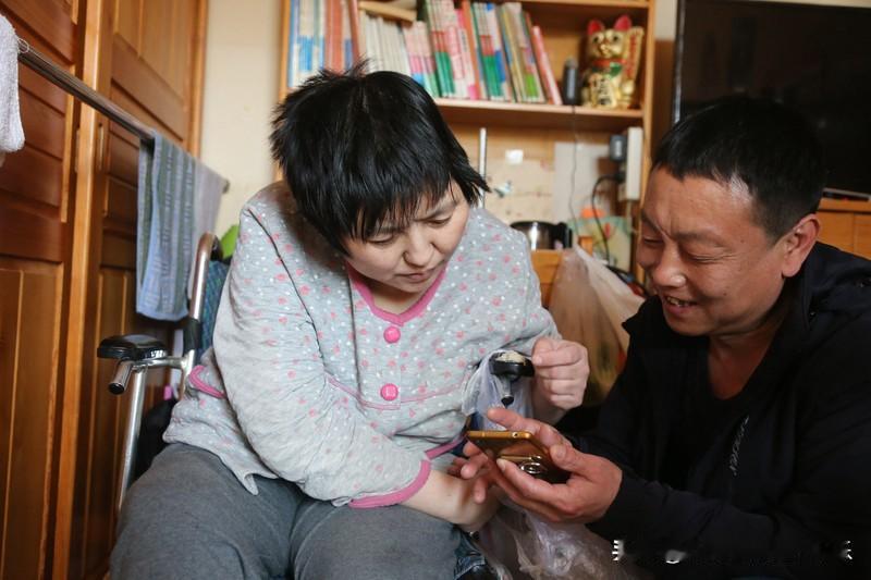 丁克太难了。
那么多40岁、50岁的夫妻在子女出国定居以后，还要玩命再生一个娃出