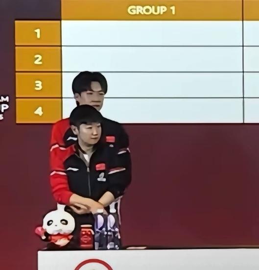 刚刚我直接被惊麻了！一眼看去，还以为王楚钦从后面抱住孙颖莎了，原来是画面重叠了，