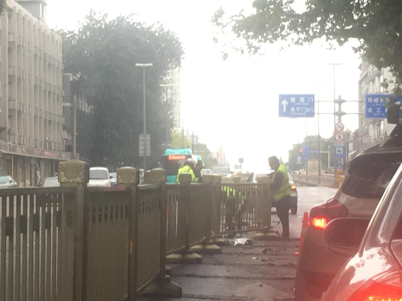 咸宁西路～东关南街口，重大交通事故，车辆绕行