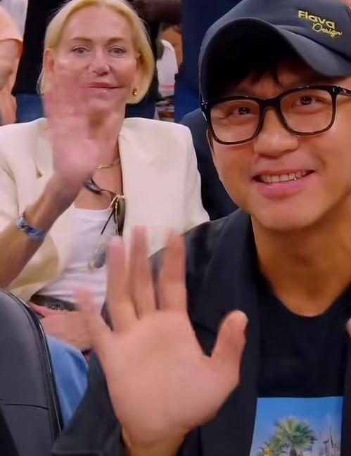邓超现身 NBA 总决赛现场！NBA 总决赛激战正酣，场边的明星观众也成了赛场外