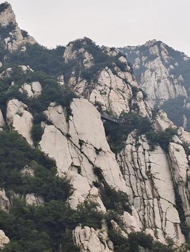 清朝嵩山的南面，春天惊蛰过后，当地百姓常在夜里看到少室山山顶有两道红光，一道六七