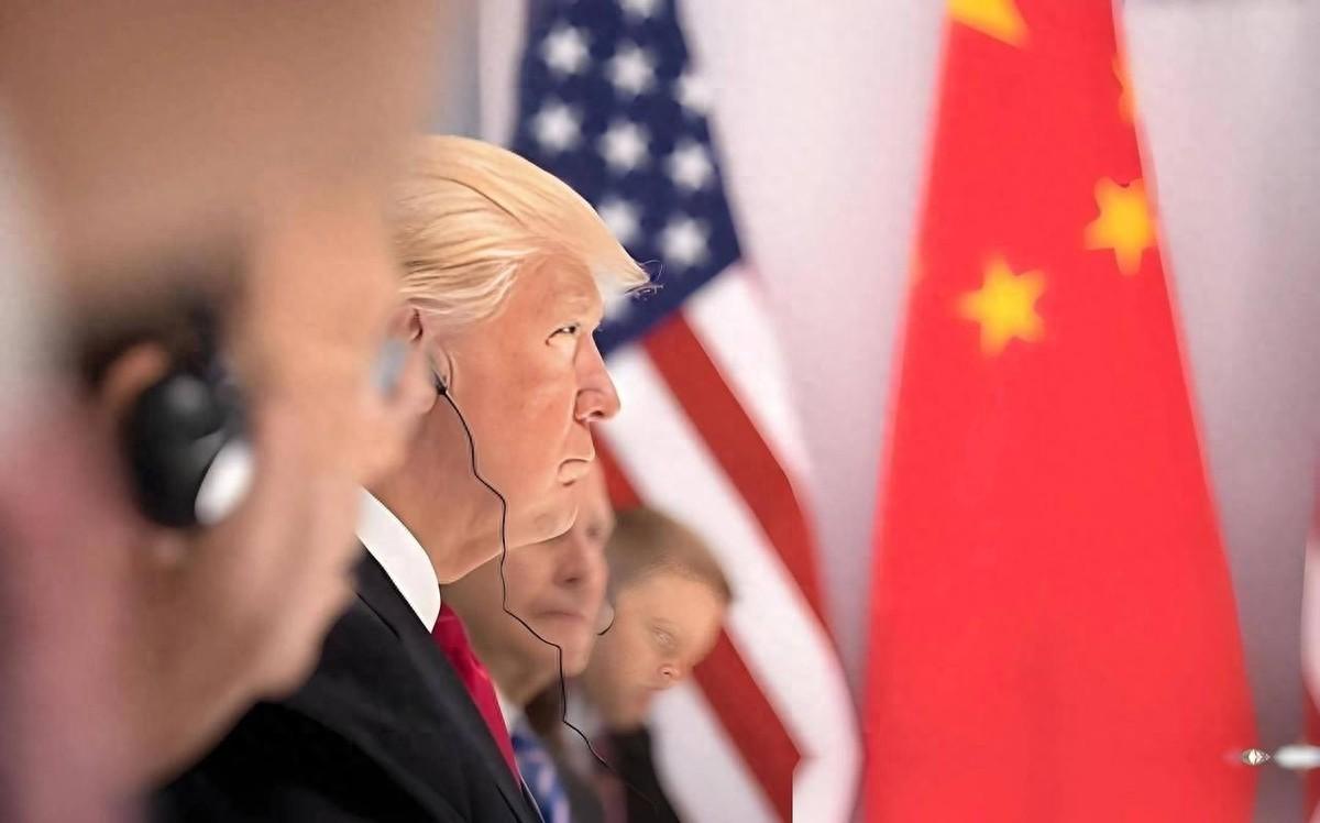 8月30日，北卡罗来纳州阿什维尔，G20财长会开幕前一天。美国财政部长贝森特坐在