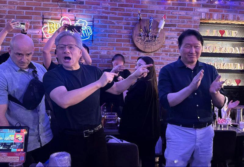 黄仁勋向崔泰源问“股价会涨吗”，自答“砰！暴涨”时隔7个月再次访问韩国的英伟达C