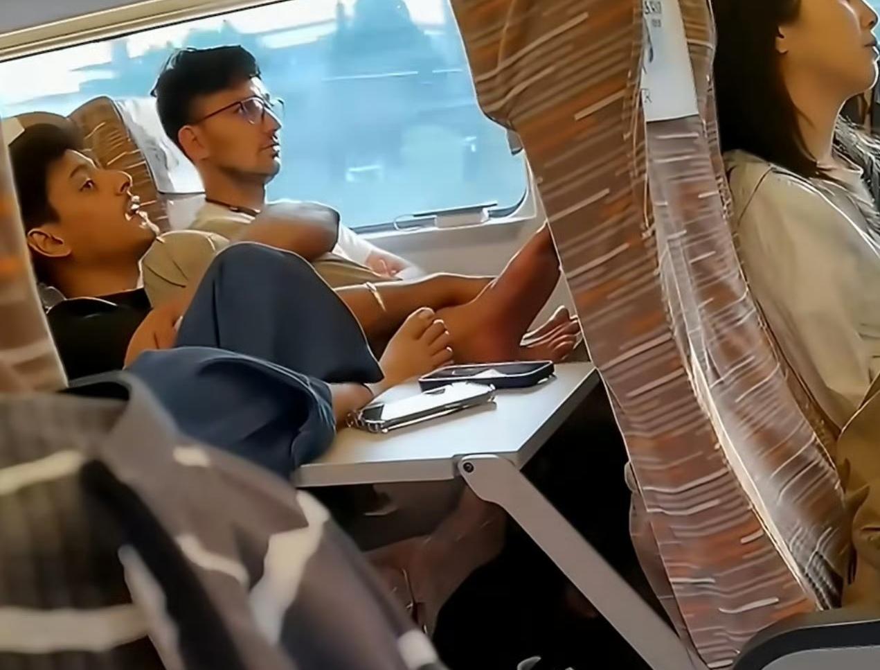 中国高铁上的印度人，说真的，这样的素质不配坐高铁，建议纳入乘坐高铁黑名单。 ​​