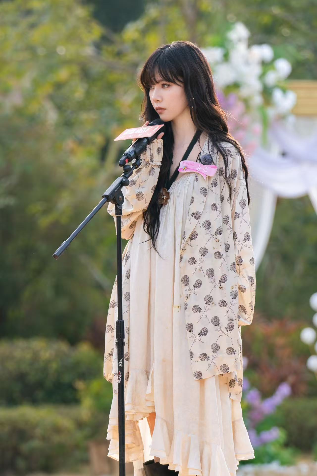 徐志胜贴脸开大宋妍霏臭脸 徐志胜的即兴发挥，让宋妍霏一秒破功！那句“笑一笑吧”的