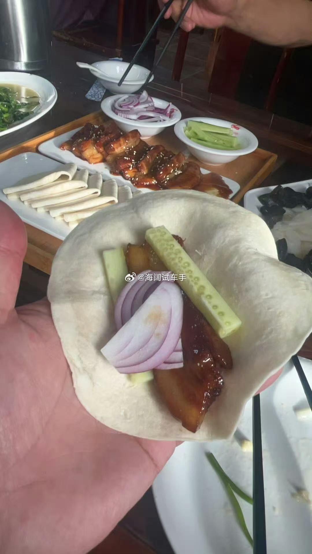 这道菜融合了梅菜扣肉与烤鸭的风格！名字叫做：醉世一绝！感谢网友热情接待，好吃的真