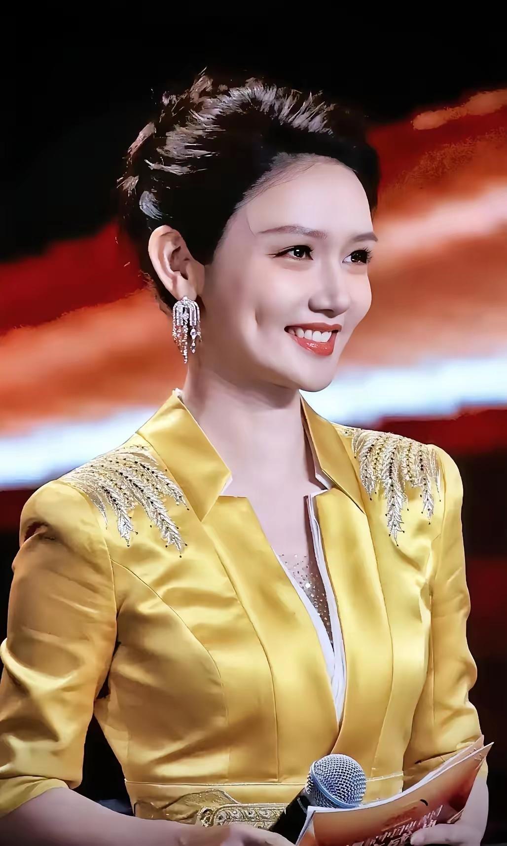不得不承认，龙洋能走到今天，全靠过硬的专业实力。春晚舞台上她端庄大气、控场稳定；