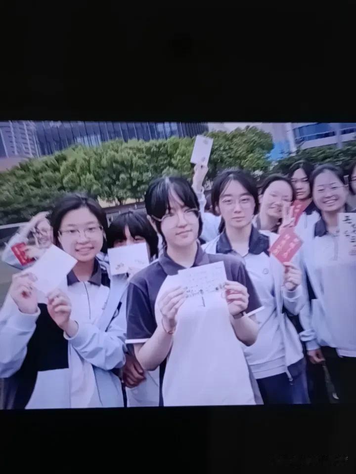 祝福高考学子们，笔耕不辍，金榜题名；学海无涯，前程似锦。愿你们以梦为马，不负韶华