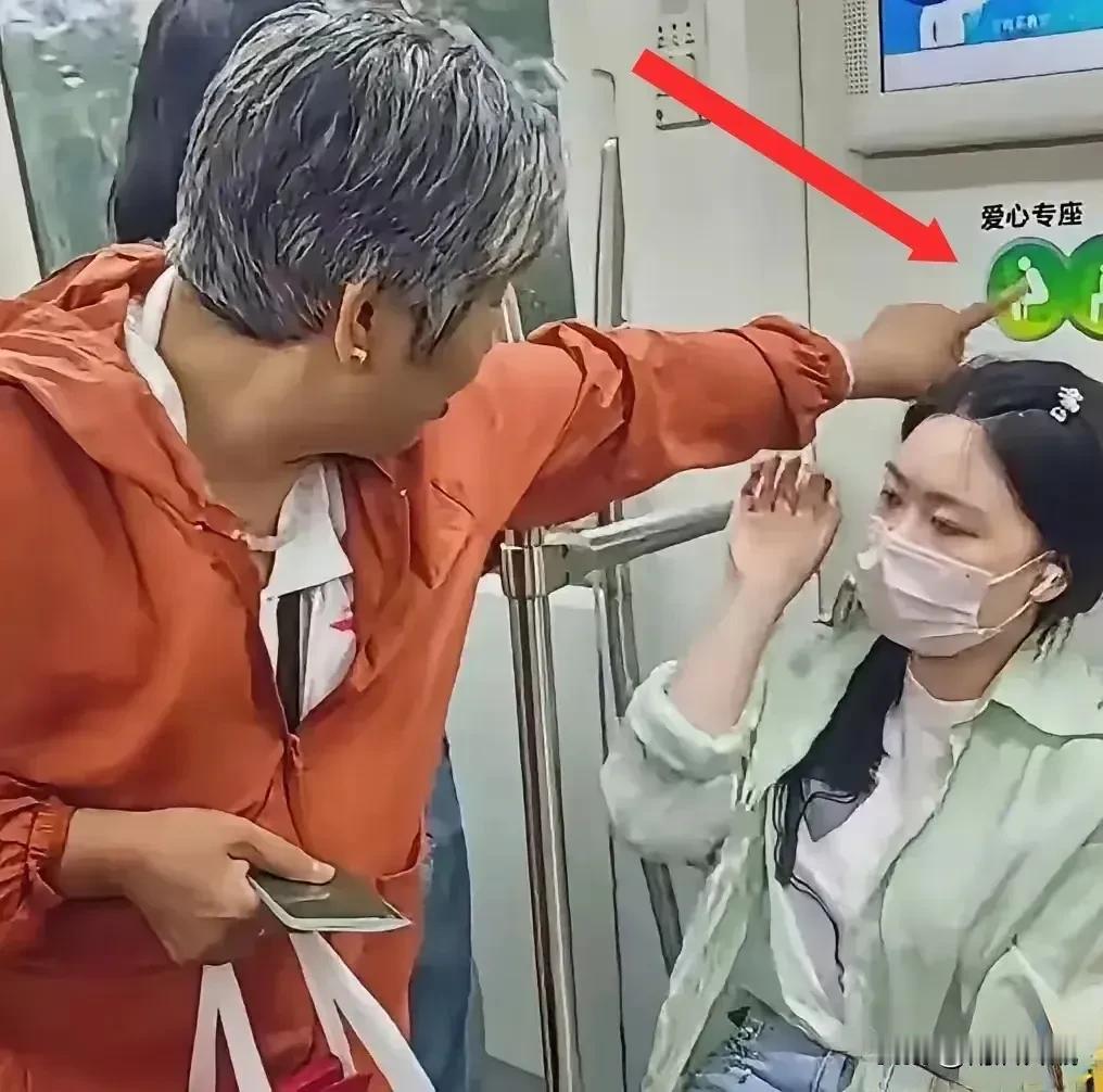 近来，某城市地铁又发生一起因是否让座引发的争议。
事情的大概经过：某女生占据一个