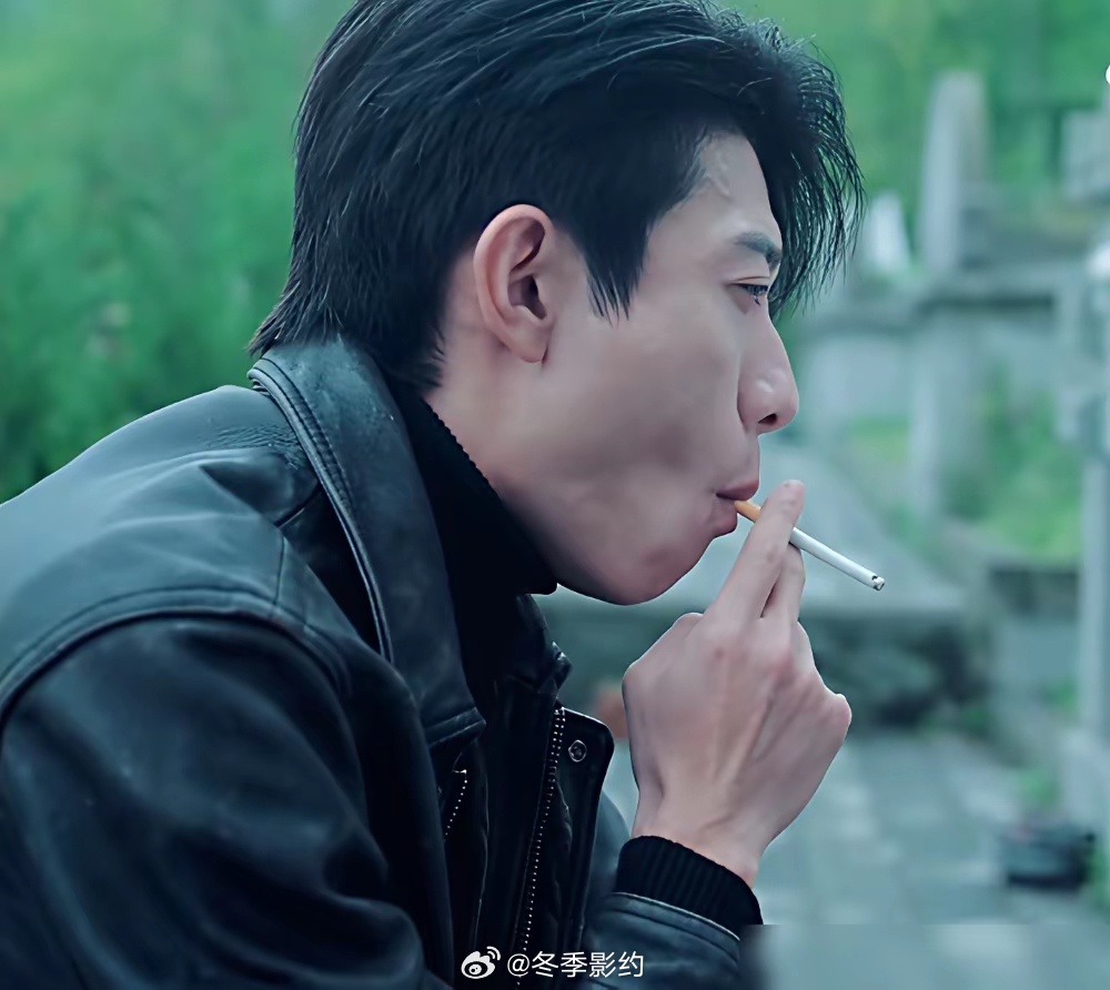 张一山在墓前点了根烟，全网安静了。 没台词，没哭，没吼。就一个点烟，一个吸进去，