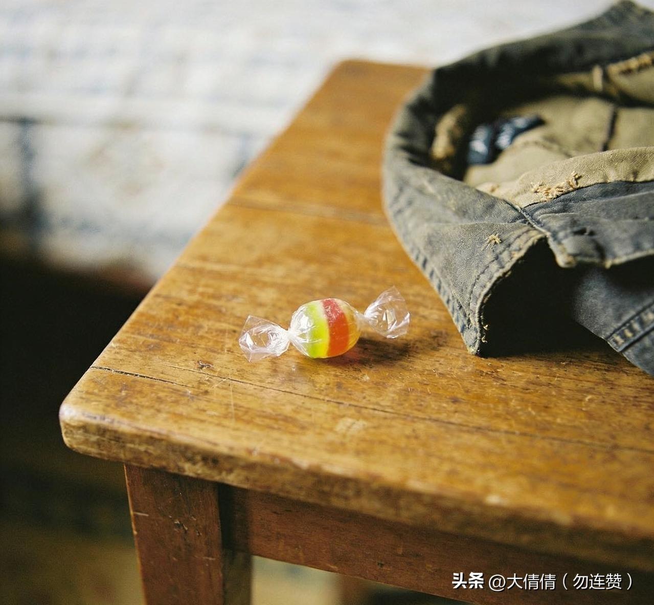 口袋里的糖

小时候我身体弱，总爱生病。
每次去医院打针，我都哭得撕心裂肺，怎么