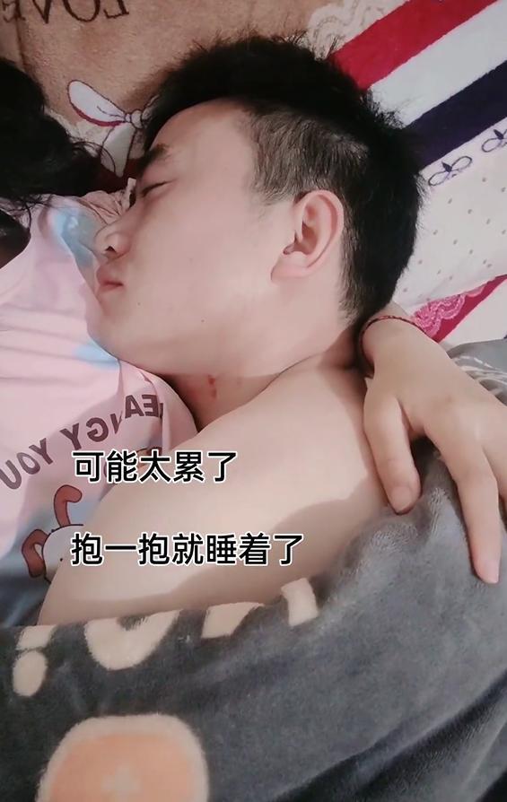 昨晚我把老公“推”出卧室，不是残忍，是他眼底的红血丝藏不住了
 
凌晨一点，老公