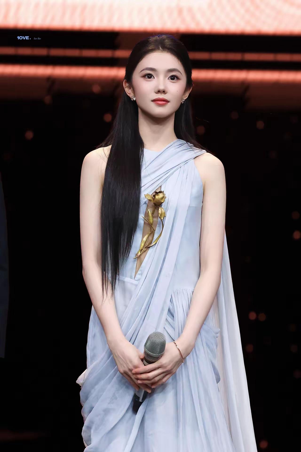 这位美女拿着麦克风，穿着漂亮的裙子。在你家乡老婆用方言是叫什么呢 气质裙子女人