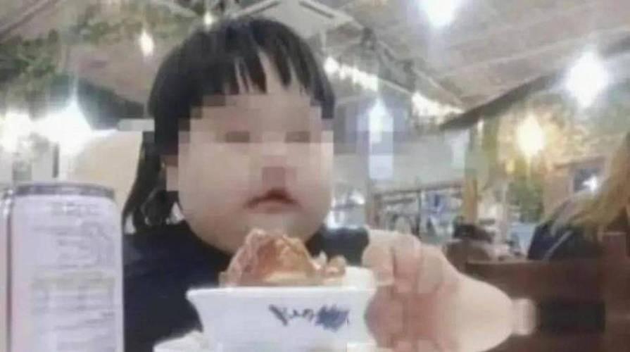 刚经历过年龄风波，这网红宝宝米乐又出来更新了。
这次不吃播了，改玩模仿秀。
结果
