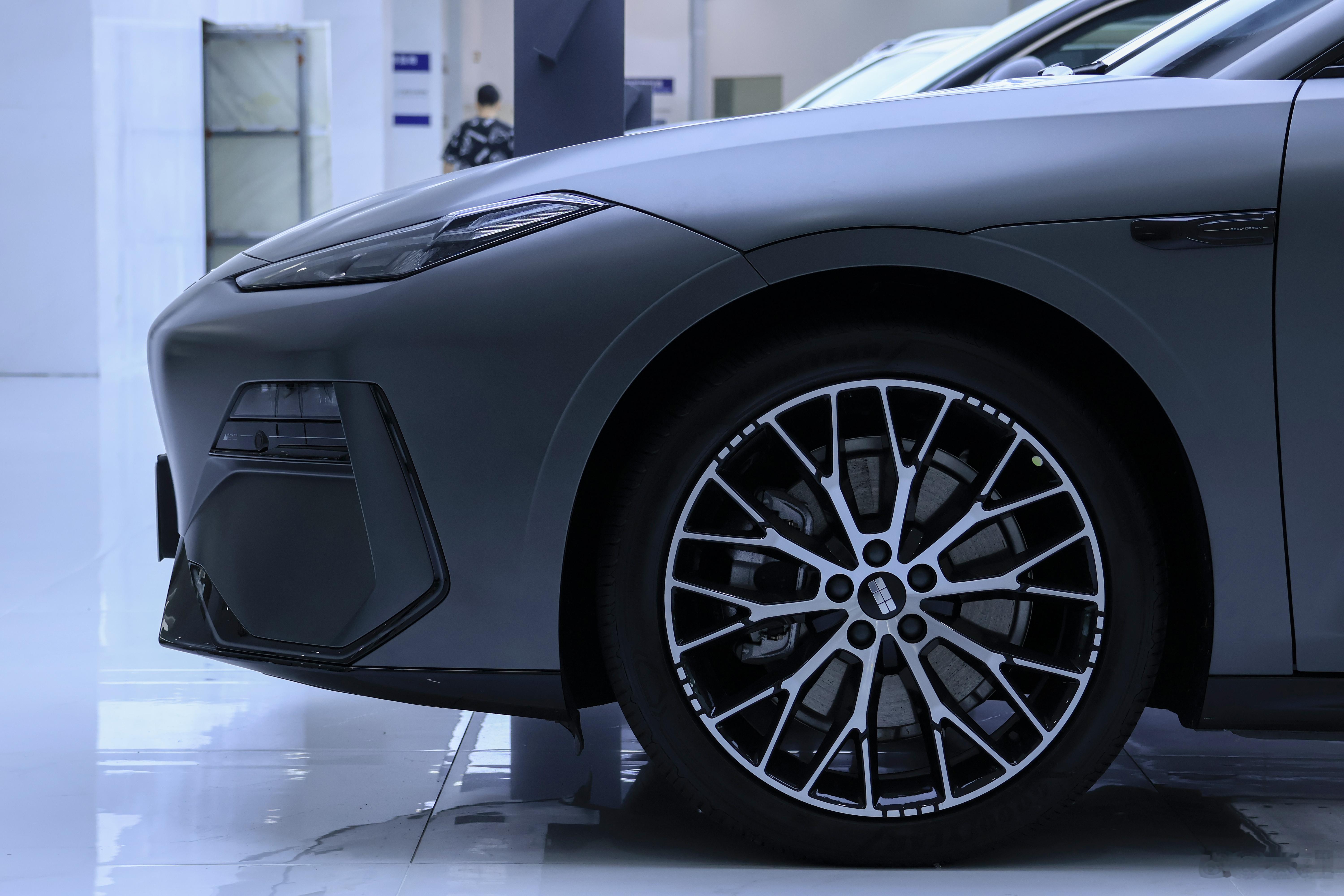 我是银河L7的全国首批车主，我们家里有一辆A4L，L7属于增购，主要是考虑到了一