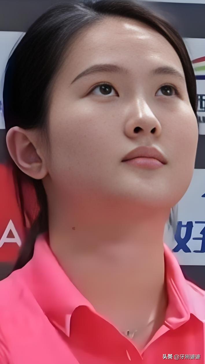 曾经站在跳台上拿遍奥运金牌的顶尖选手，如今沉稳坐镇赛场，化身最靠谱的教练，从冠