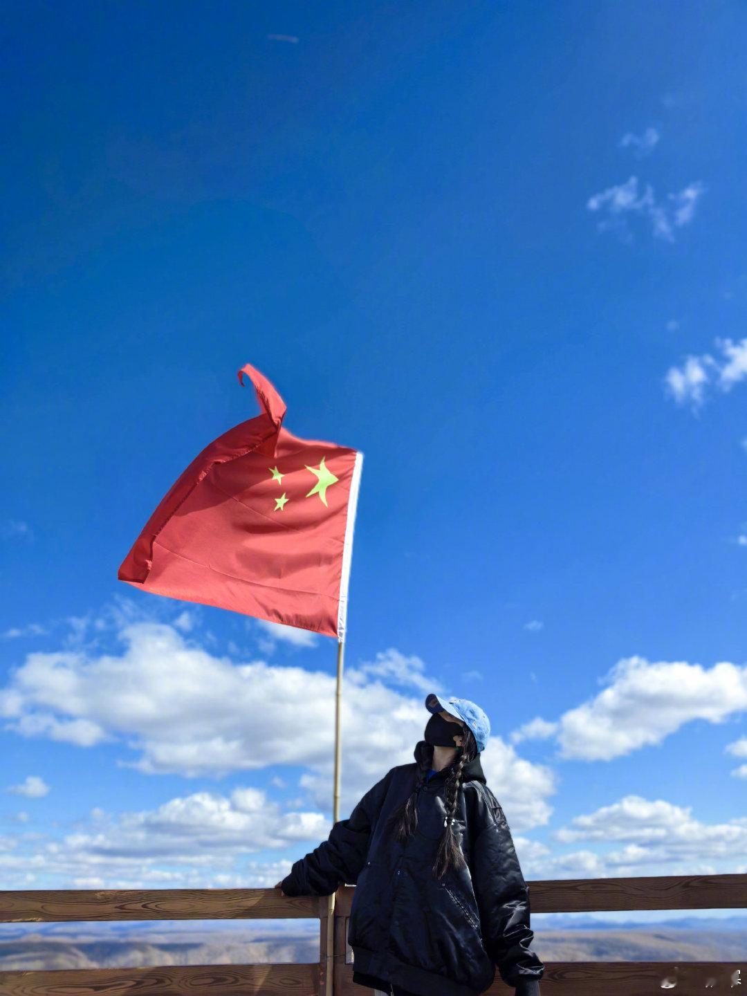 杨幂的爱国心溢出来了杨幂的出游日记 ​杨幂发来一组祖国的游玩日记📔张张照片尽显
