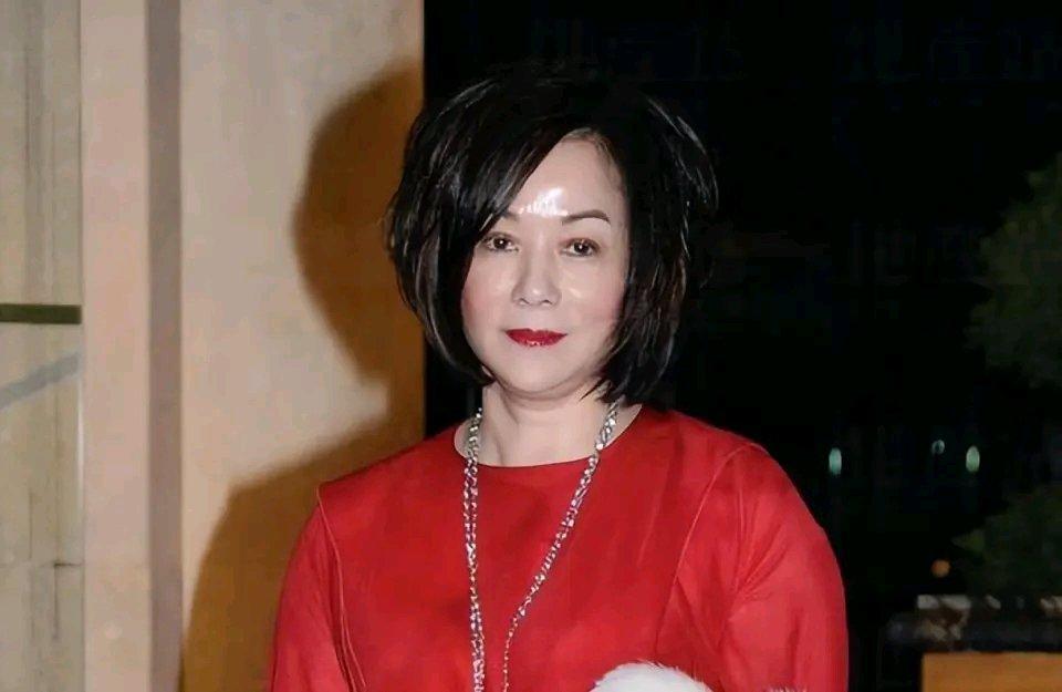 这剧情简直比电视剧还抓马！和丈夫离婚后就和上海首富同居，这人生转折够大的。也许她