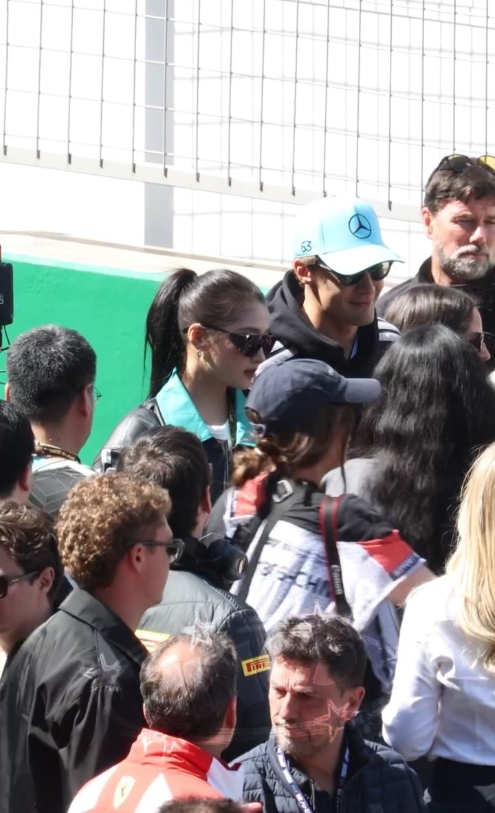 关晓彤程潇F1观赛造型 和拉塞尔合影，真养眼