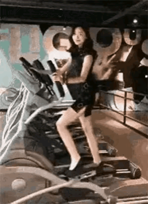 健身房太奇妙了，穿旗袍的美女锻炼真的是很少见啊。