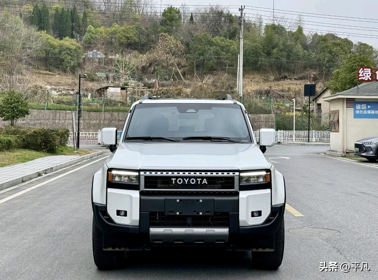 2026款普拉多这事挺有意思的，网上吵翻天了，有人说新款方盒子造型不够霸道了，也