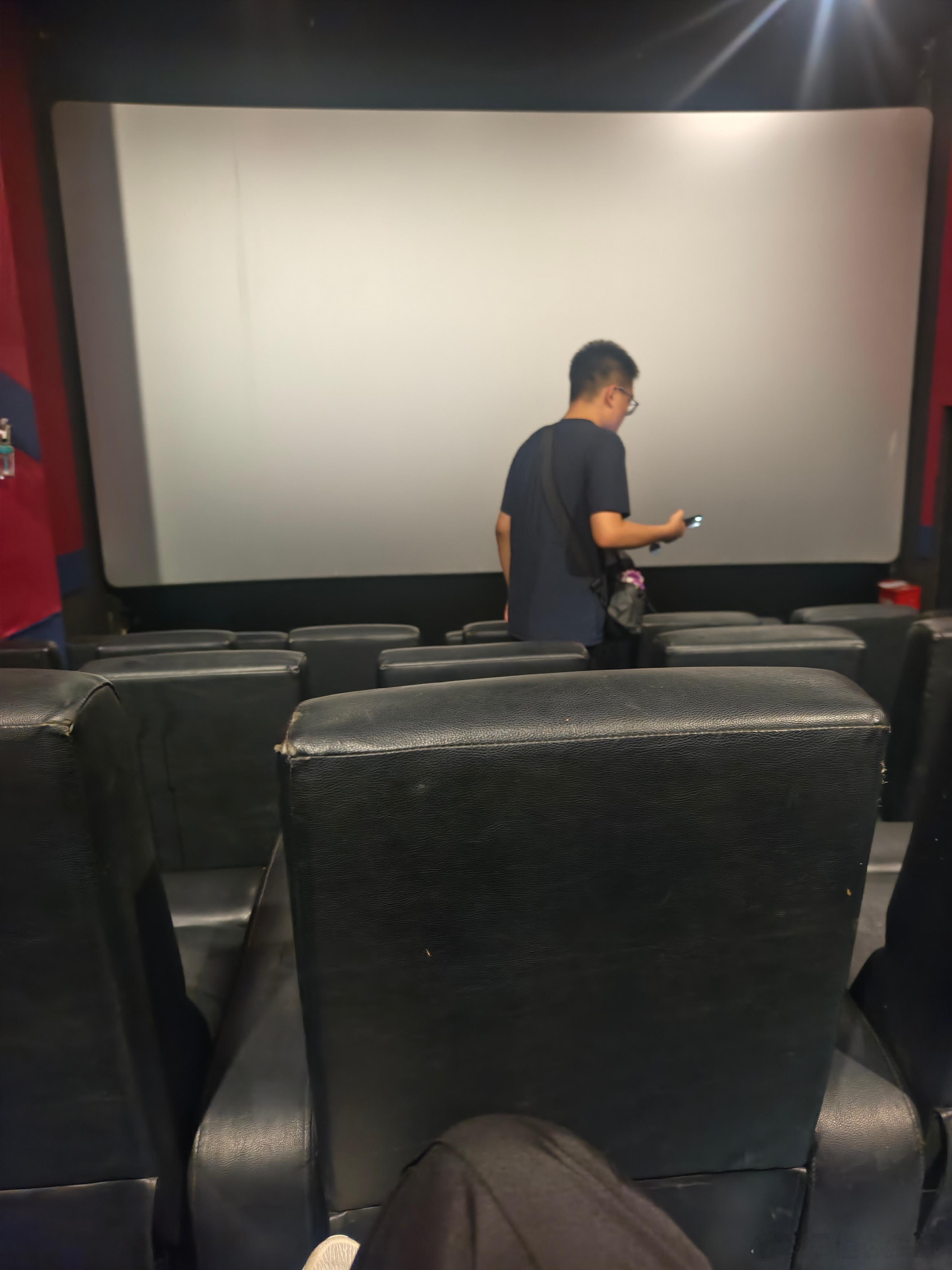 这大哥冲进来到处地板找电影票根似乎是在收集，这有啥用？ 