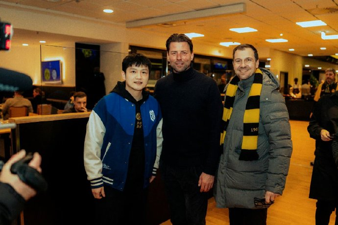 樊振东交到了很多新朋友 樊振东和波尔看球赛交到了很多新朋友， 还收到多特蒙德赠送