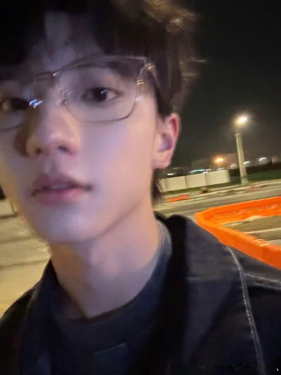 好喜欢看他戴眼镜啊 我觉得特别神奇的是他一副眼镜居然可以戴好几年 ​​​