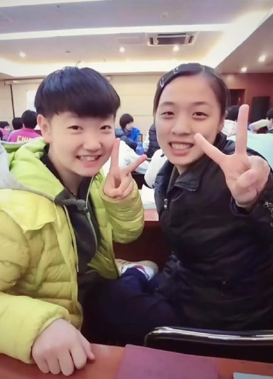 挖到一张莎莎的老照片，真的被可爱到心坎里🥰
 
齐齐的盖盖头，露出小虎牙，开开