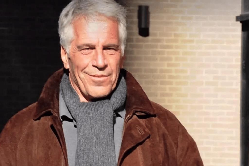 2025年底，美国议员突然公开了“萝莉岛”的内部照片和视频，一下子把尘封多年的爱