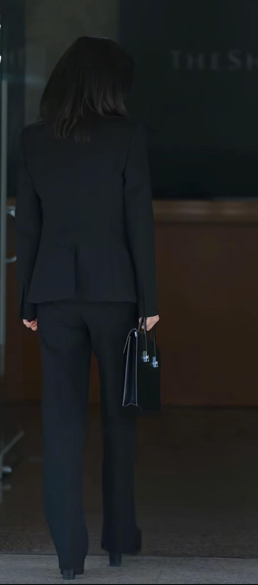 黑衣女子步履坚定，似有千钧之势。三星长公主