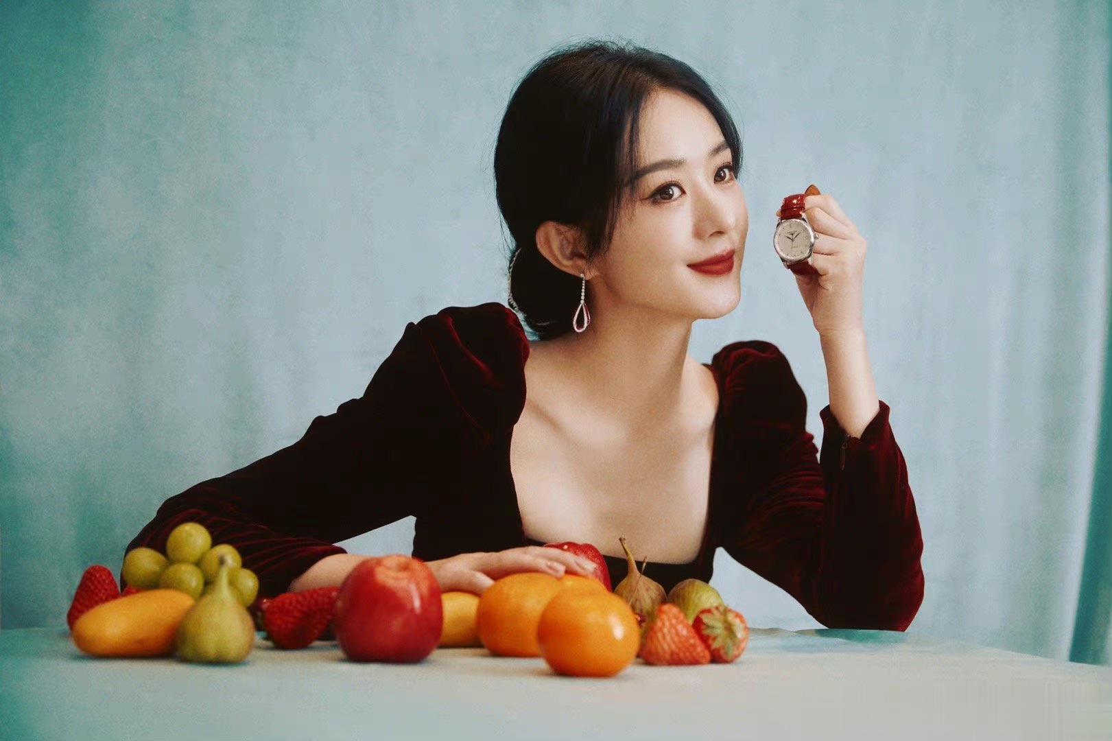 #赵丽颖# 世上有两种女孩最可爱，一种是漂亮，一种是智慧，而你是聪明漂亮的女孩。