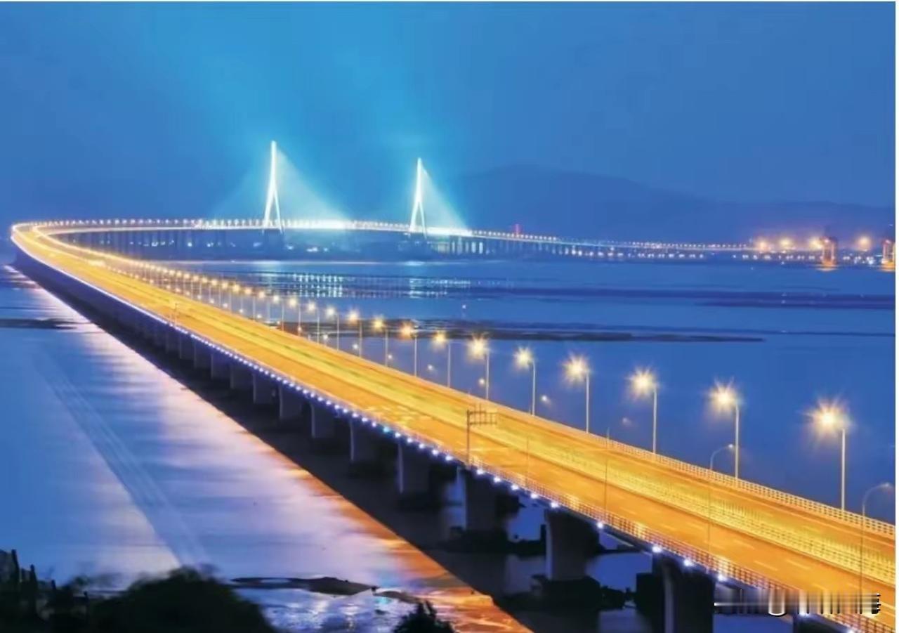 2025年底，金门乡亲站在厦门施工栈桥上，指尖触着桥体构件望对岸故土，连声喊“回