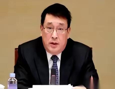 一艘航母下水，那代表着国家强大的实力和荣耀，全国沸腾太正常不过。就像咱中国，20