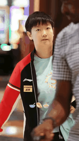 莎莎被一黑人搭讪的后续来啦！
之前看到莎莎下训后独自一人回酒店被一个黑人不停搭汕