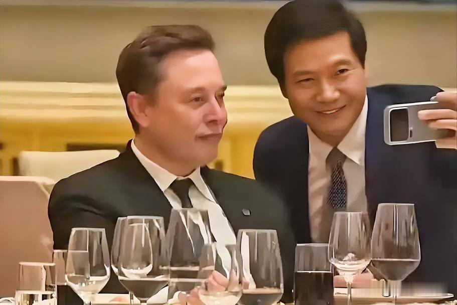 看到马斯克和雷军的这张照片上头条热门了！
两位中美大佬同桌吃饭，相互热情互动，让