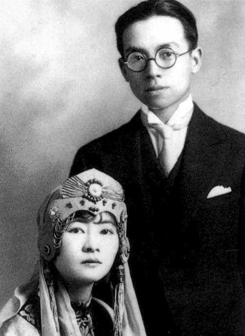 1953年，时任北京市副市长的吴晗，要拆除部分古建筑，遭到林徽因阻拦。他指着林徽