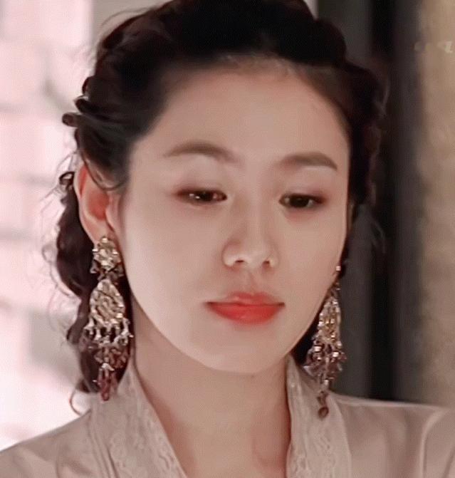 孙艺珍的这套造型好好看，如此大的耳饰竟然没有一丝丝繁杂的感觉，反而觉得有点贵气，