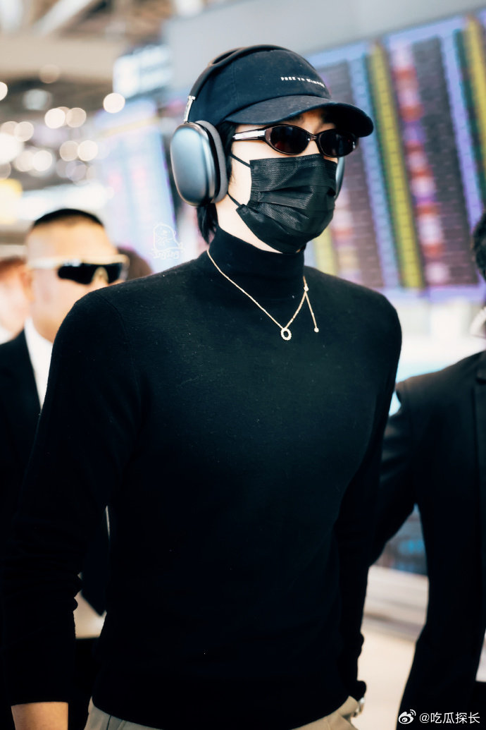 于适黑色高领紧身衣于适一身黑色高领紧身衣现身机场，是伟大的黑色紧身。于适帅成这样