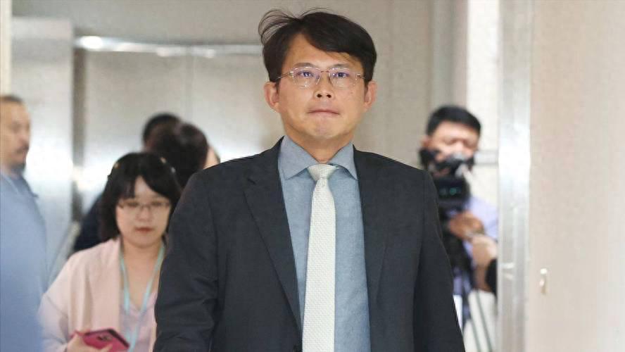 台湾政坛的天，真的要变了！黄国昌前脚的“拜桌”闹剧还没收场，郑丽文后脚就直接向大