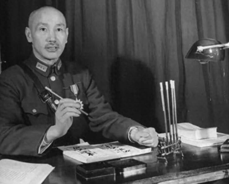 蒋介石去世后严家淦短暂执政，蒋经国为何耐心等待三年才最终接任台湾领导权？
194